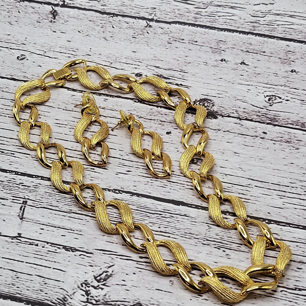 Vintage Gold Tone Link Necklace & Earrings Set Textured Chain Design - Picture 10 of 11